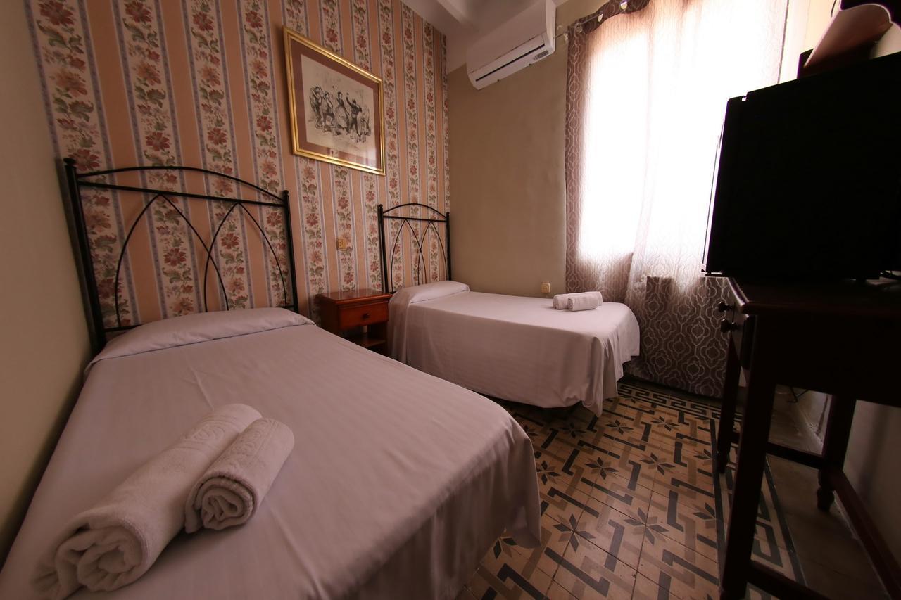 Hostal Santa Teresaレウス エクステリア 写真